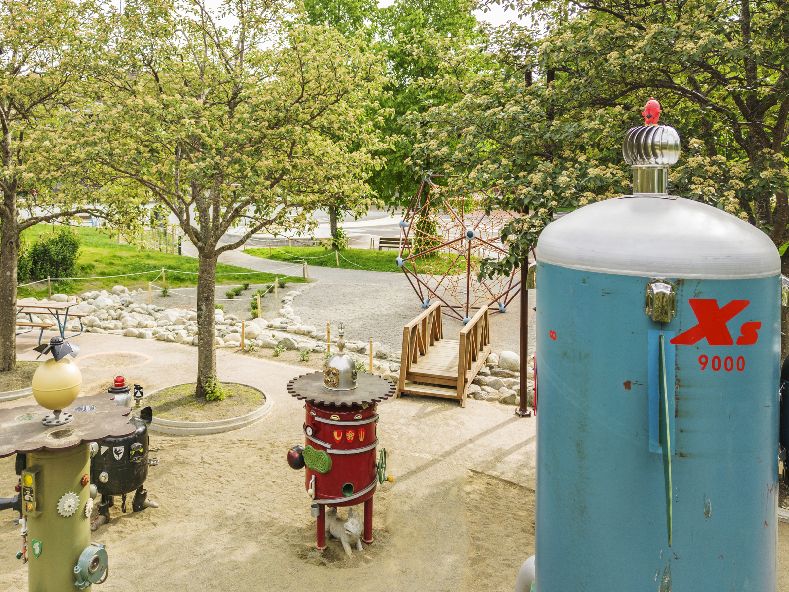 Foto av Buranbanen aktivitetspark med mange ulike fargerike skulpturer.