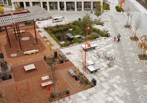 Oversiktsfoto av Vollebekk torg, med et variert bygulv.