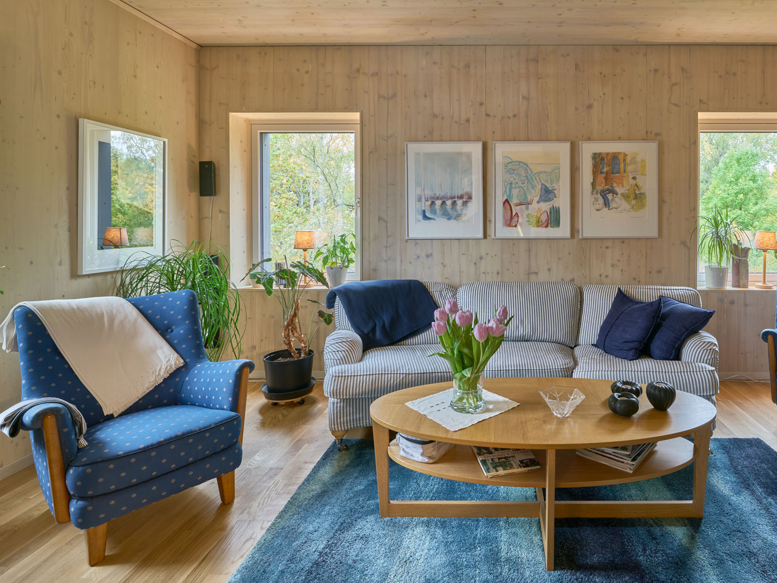 Interiør foto av stue, massivtre vegger.