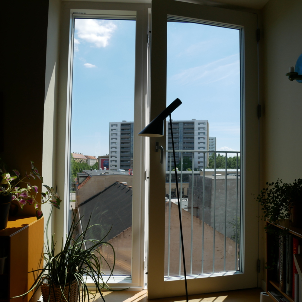 Utsikt fra Beth Kofods leilighet på Nørrebro, blokkene som synes gjennom vinduet heter Lundetoftgade, og lå inntil nylig på de såkalte «Getto-listene».