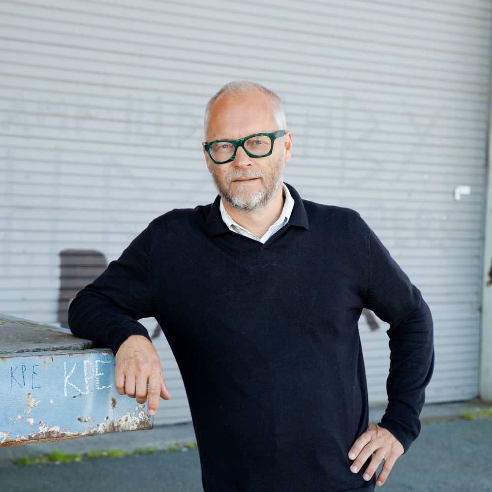 Portrettfoto av Björn Siesjö som lener seg mot en kant.