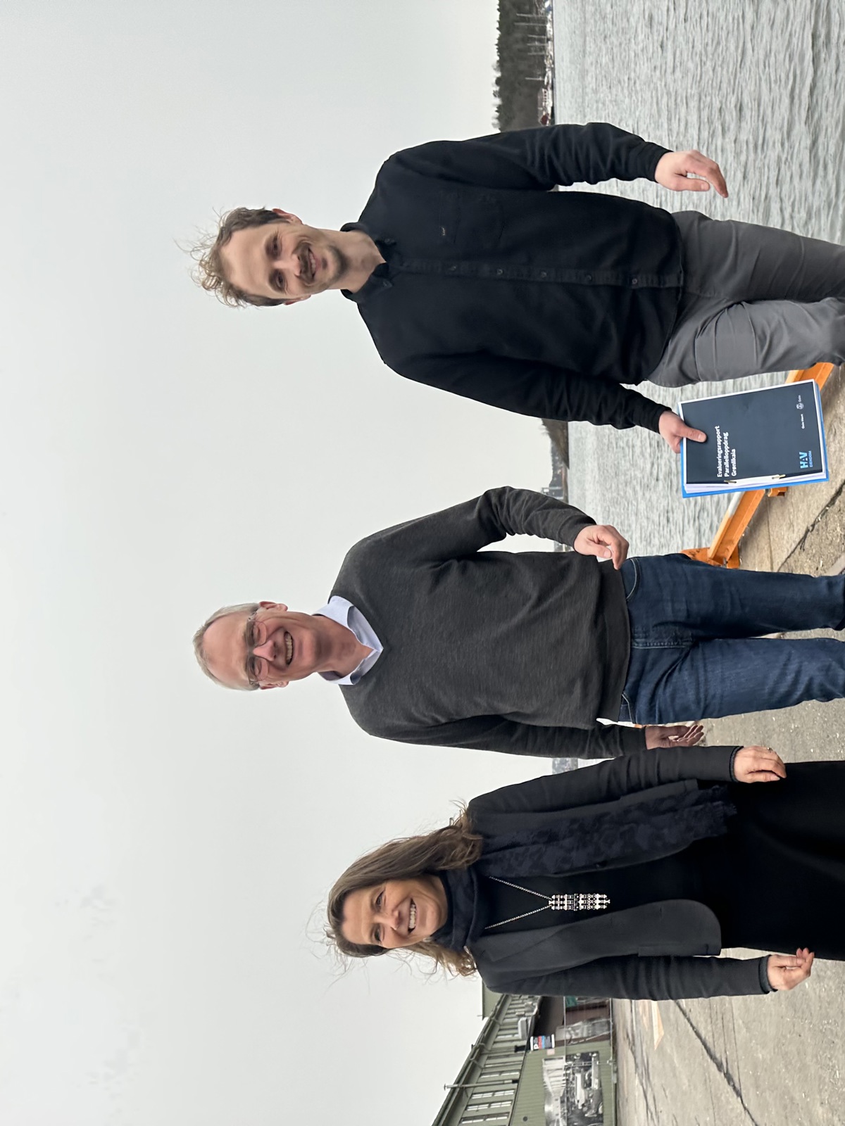 Tre Hav Eiendom-ansatte på kaikanten på Vippetangen i Oslo. Fra venstre: bærekraftsjef Marie Indrelid Winsvold, administrerende direktør Kjell Kalland og plansjef Amund Schweder.