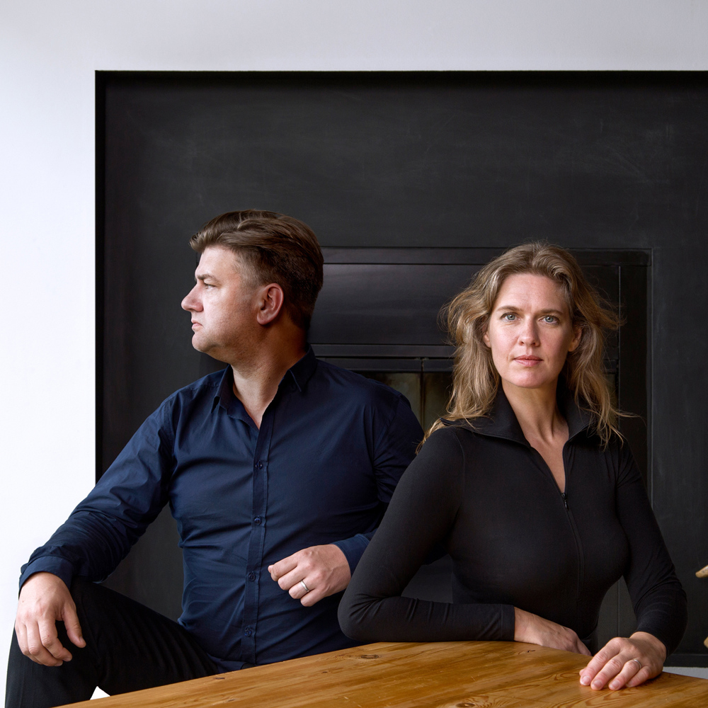 Alexandre Bau og Birgitta Ralston sitter bak et bord. Foto.