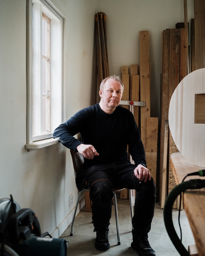 Foto av Ole Martin Støwer sittende på en stol.