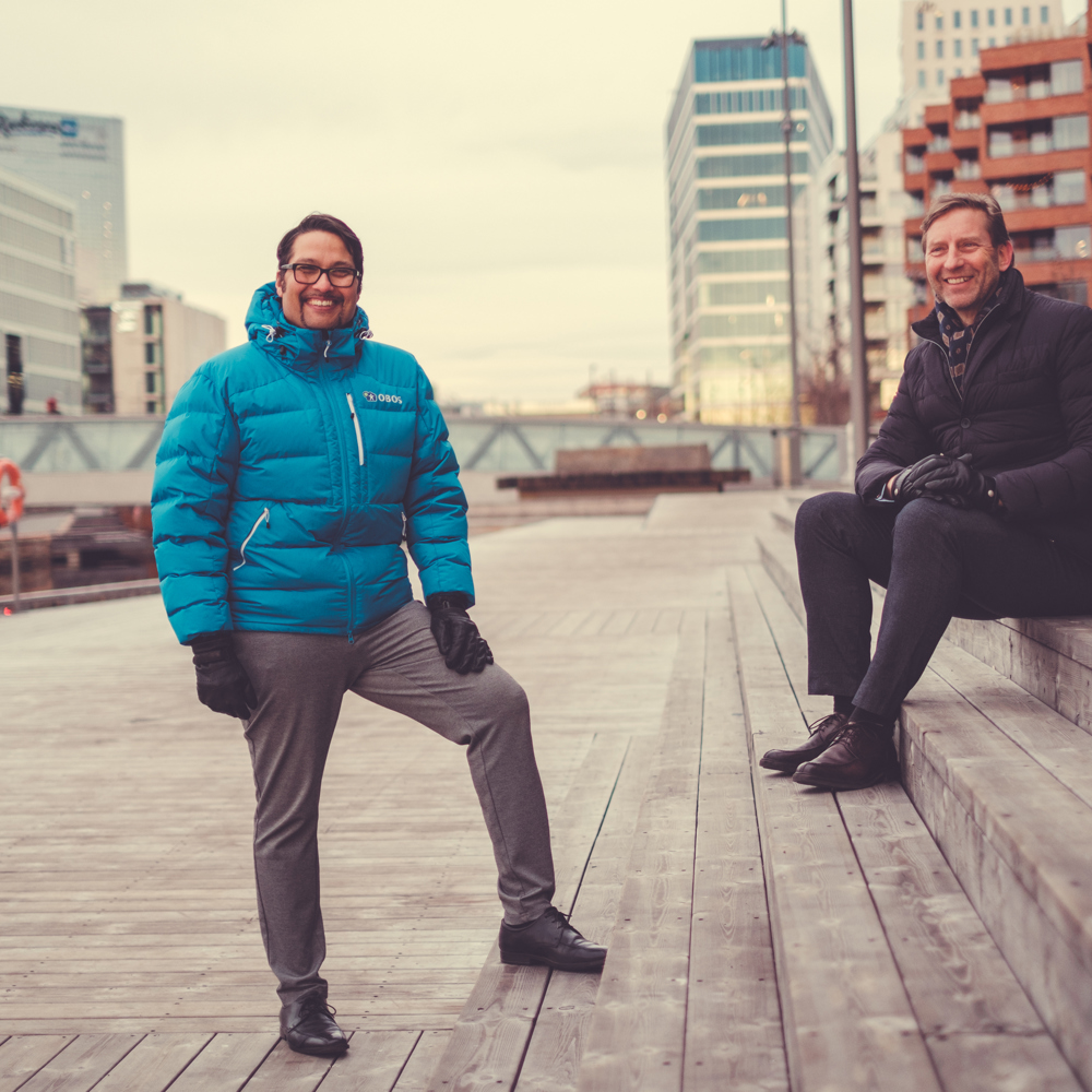 Portrett av stor-Oslo Eiendom, Mathis Grimstad (t.h). og Konsernsjef i Obos, Daniel K. Siraj stående på Munch Brygge