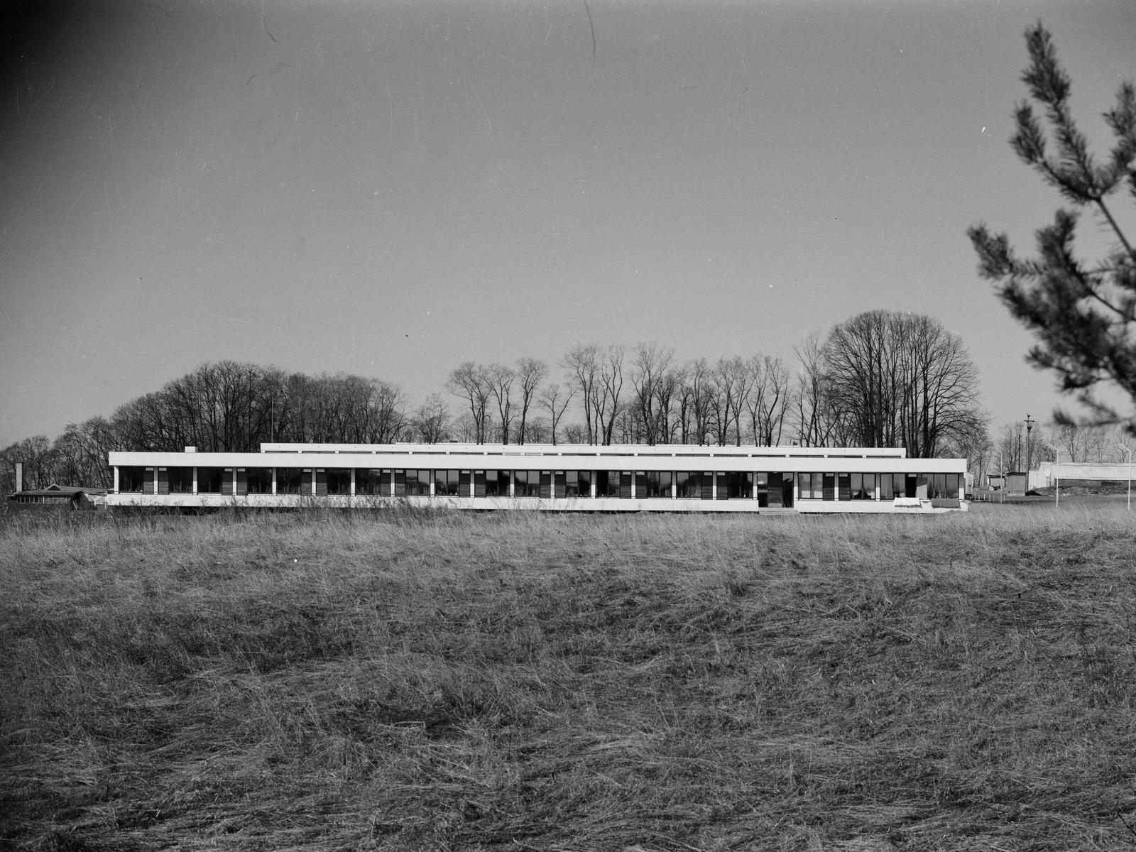 Svart hvitt foto av Økern aldershjem, et langstrakt ett etasjers bygg.