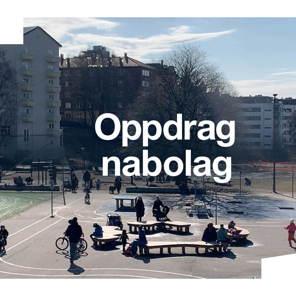 Plakat for Oslo arkitektur triennale der tittelen Oppdrag nabolag står over et bilde av offentlig byrom. Foto + tekst.