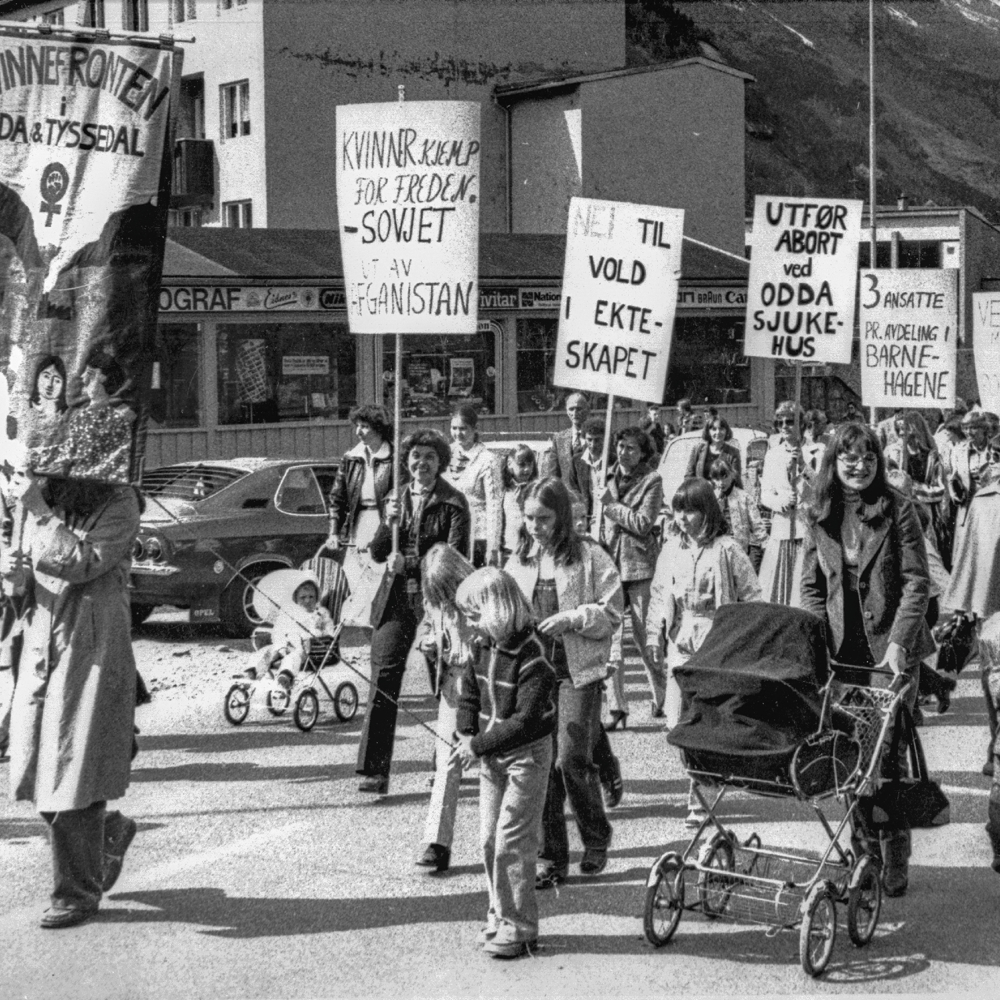 Kvinnefronten i Odda og Tyssedal i demonstrasjonstog på kvinnedagen, 8. mars 1980.