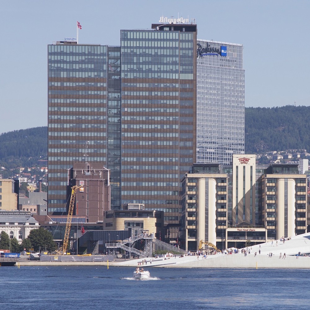 Samvirket av Hotel Plaza og Postgirobygget sett fra Akershusneset med Grefsenkollen i bakgrunnen aug. 2012