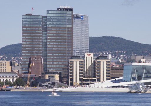 Samvirket av Hotel Plaza og Postgirobygget sett fra Akershusneset med Grefsenkollen i bakgrunnen aug. 2012