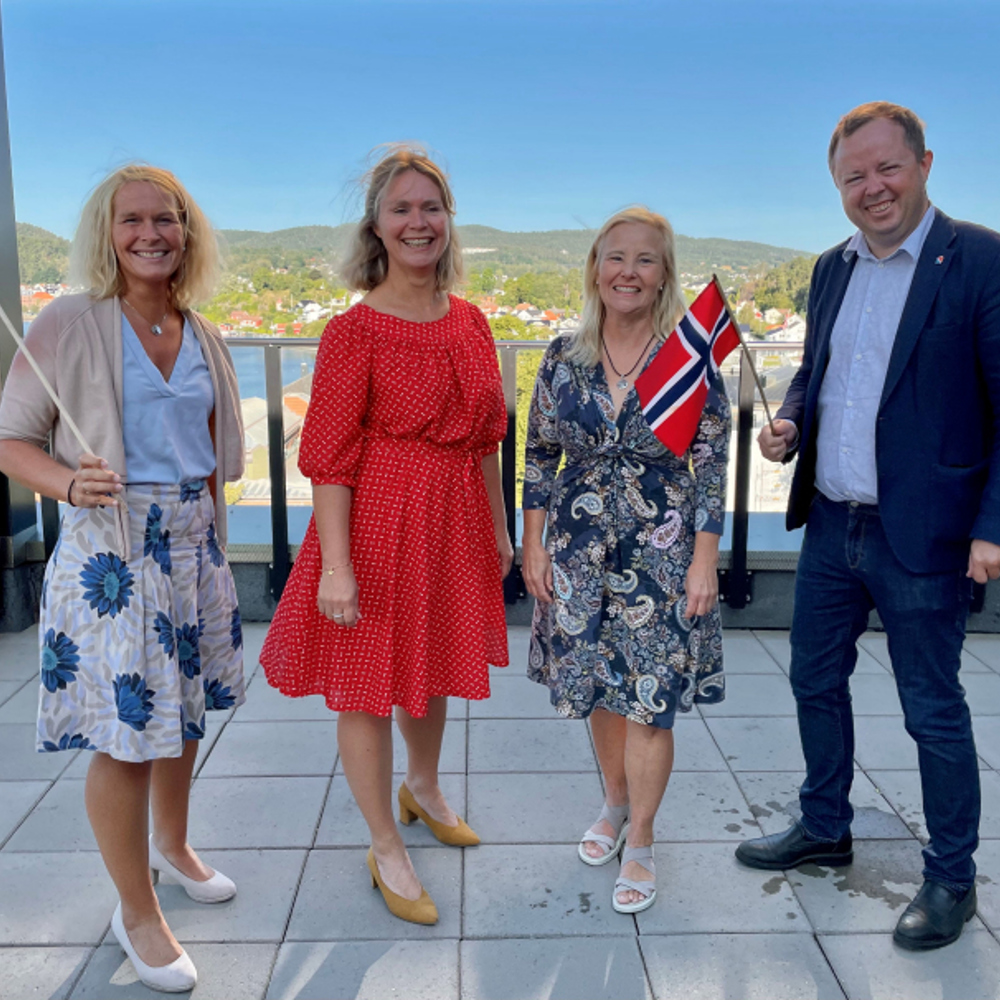 Foto av Skiensordfører Hedda Foss Five, byutviklingssjef i Skien Mette Gundersen, byutviklingssjef i Porsgrunn Ebba Friis Eriksen og porsgrunnsordfører Robin Kåss var tydelig glade for prisen fra Kommunal- og moderniseringsdepartementet. F.v: Skiensordfører Hedda Foss Five, byutviklingssjef i Skien Mette Gundersen, byutviklingssjef i Porsgrunn Ebba Friis Eriksen og porsgrunnsordfører Robin Kåss var tydelig glade for prisen fra Kommunal- og moderniseringsdepartementet.