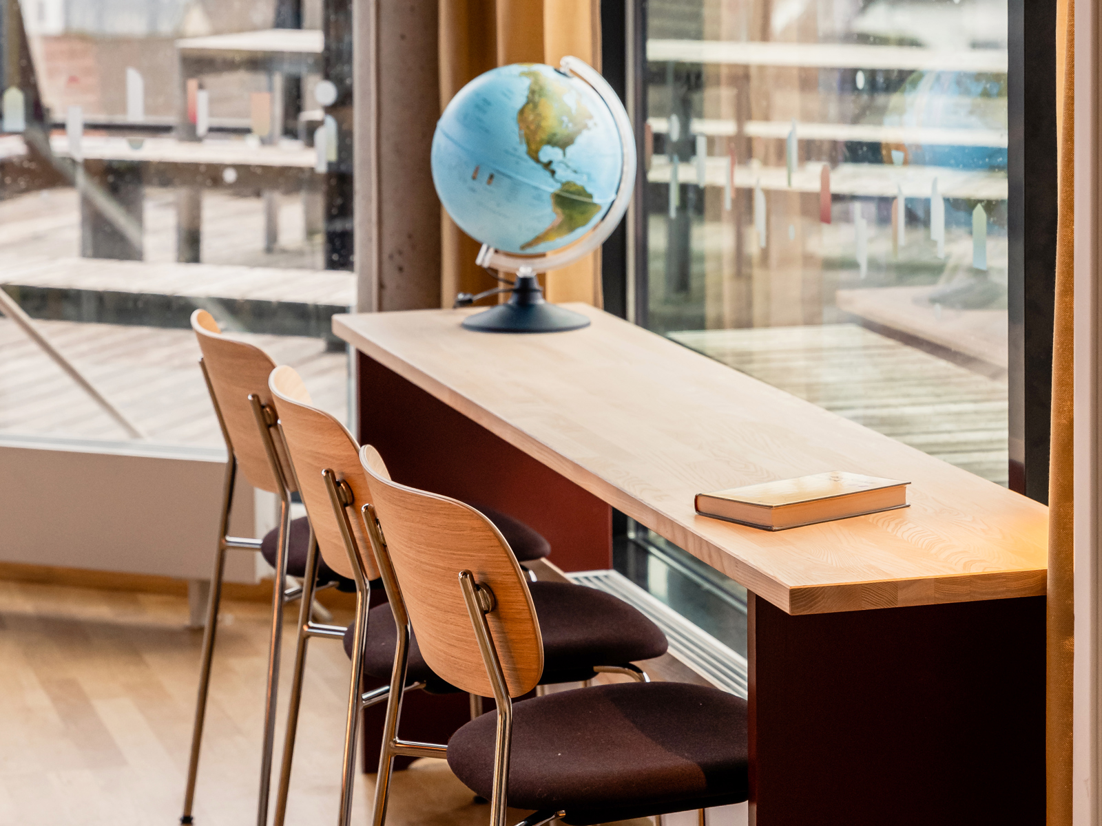 Interiør foto av pult ved vindu i bibliotek. 