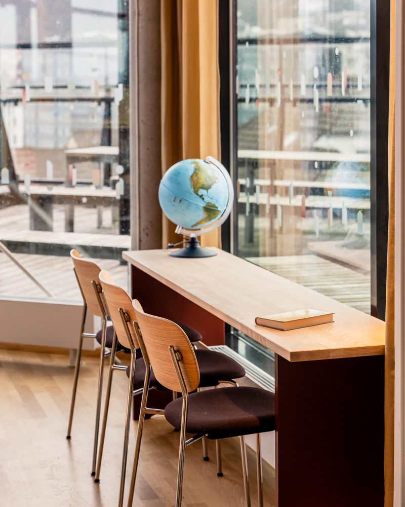 Interiør foto av pult ved vindu i bibliotek.