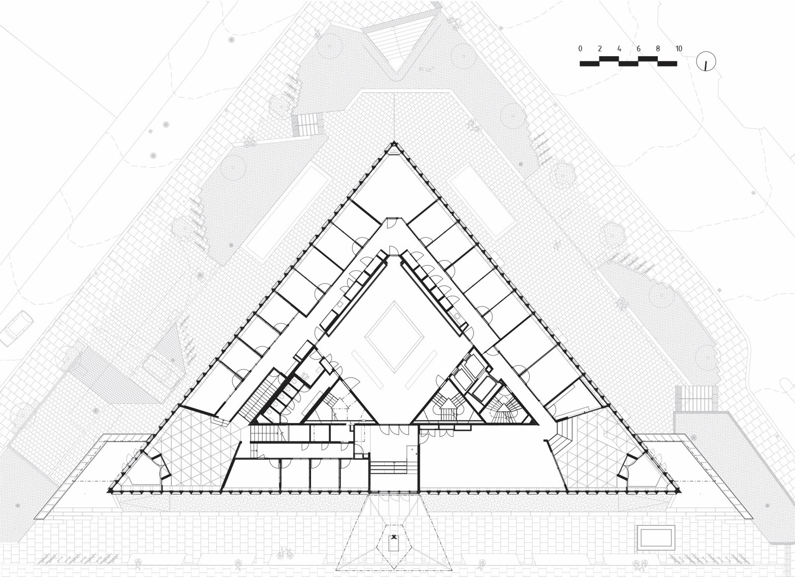 Arkitekt tegning av første etasje plan på et trekantet bygg.