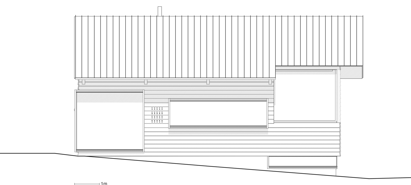 Fasadetegning av hytte. Liggende trepanel med tre store vinduer som bryter opp. Skråtak.