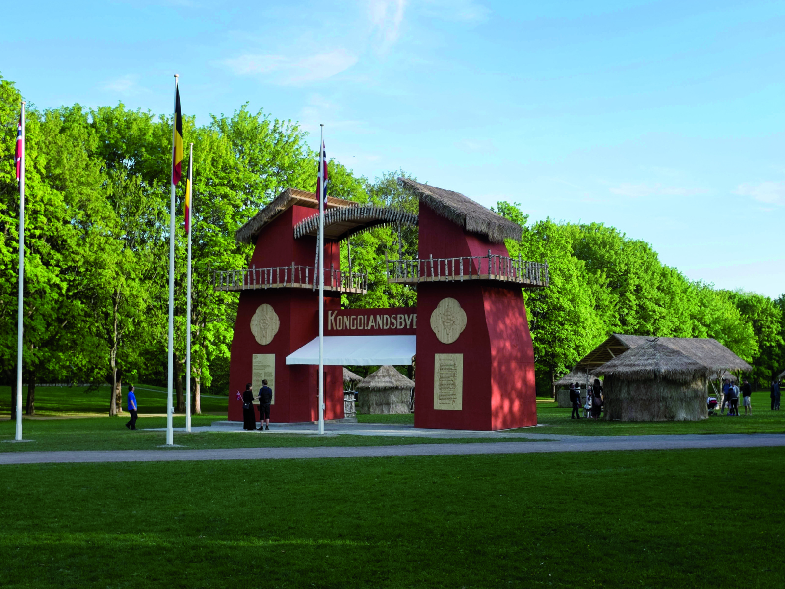 Foto av en rød inngang til en landsby, kunstverk i frognerparken.