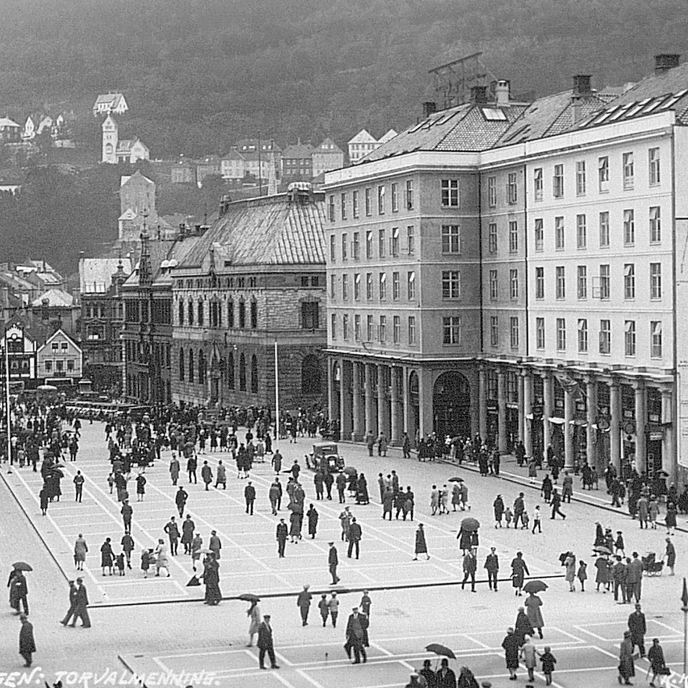 Gammelt foto av en plass med mennesker på