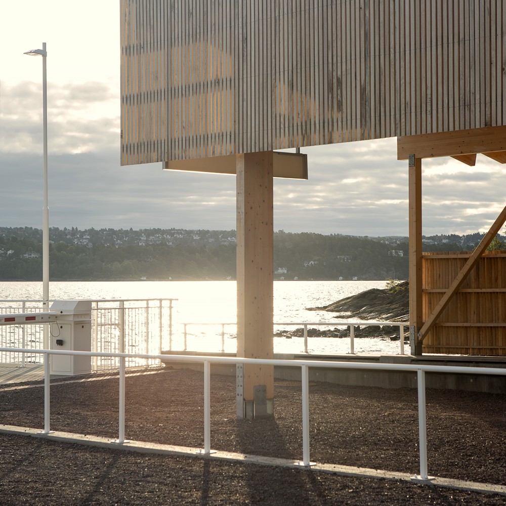 Foto av fergeterminal i solnedgang på en øy i Solofjorden.