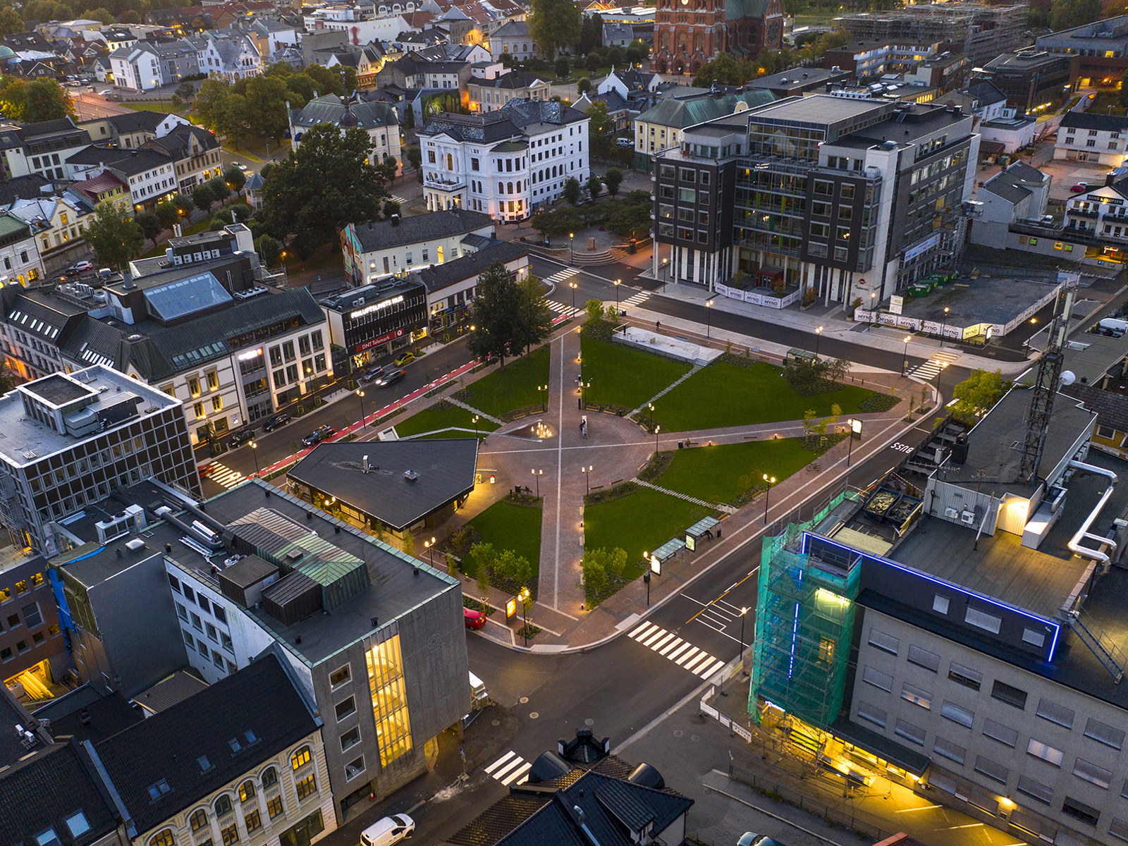 Flyfoto av det nye kollektivknutepunktet og parken på Landmannstorget i Skien.