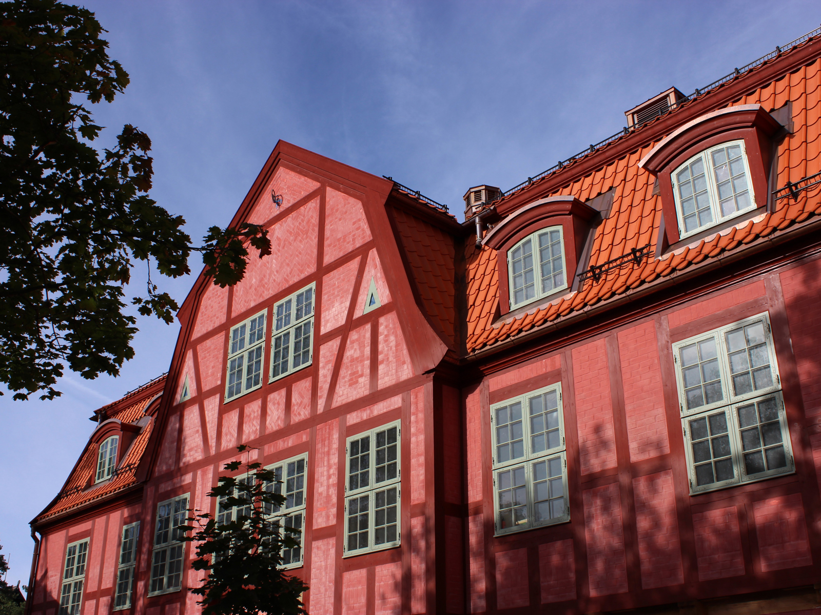 Eksteriør. Bindingsverk med rød teglstein. Foto.