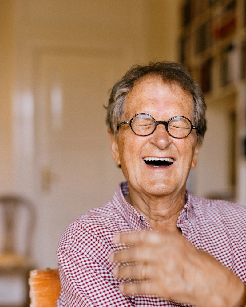 Portrett av Thomas Thiis Evensen leende. Foto.