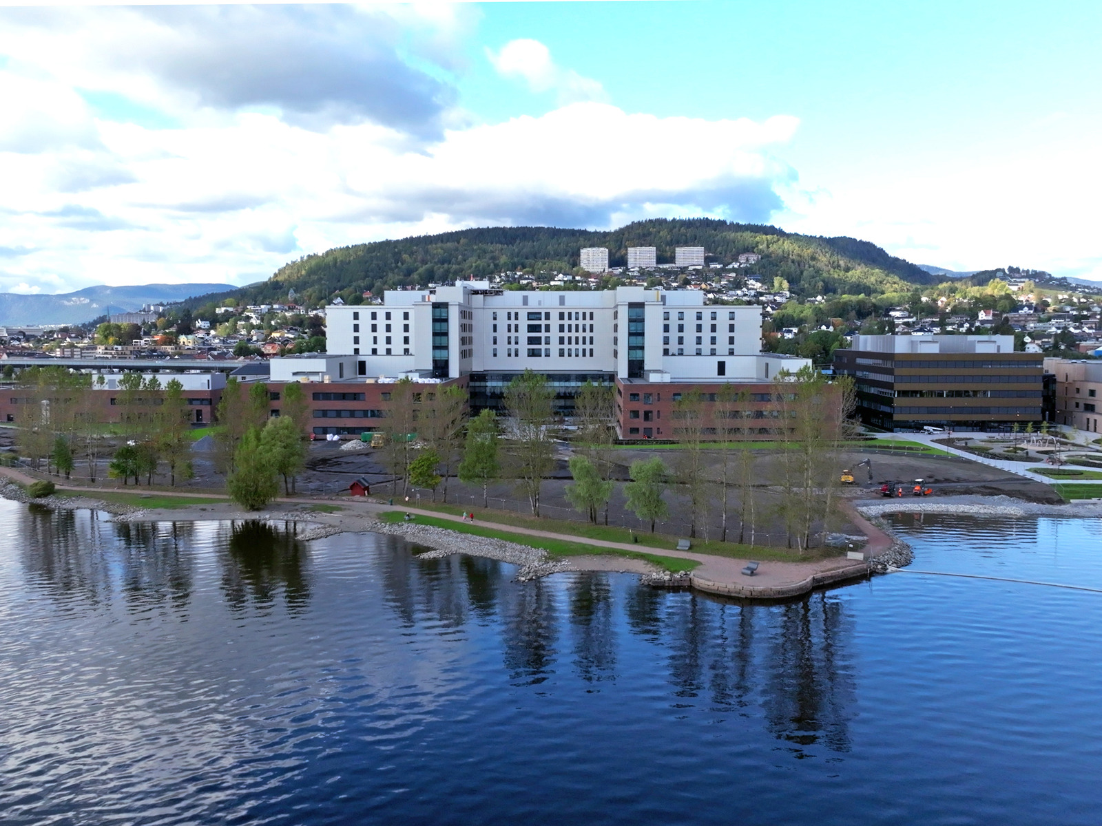 Foto av Drammen sykehus fra vannet.