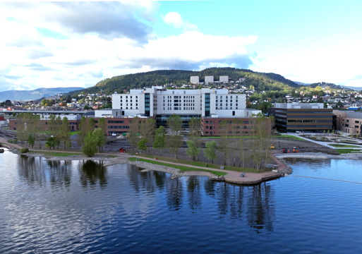 Foto av Drammen sykehus fra vannet.
