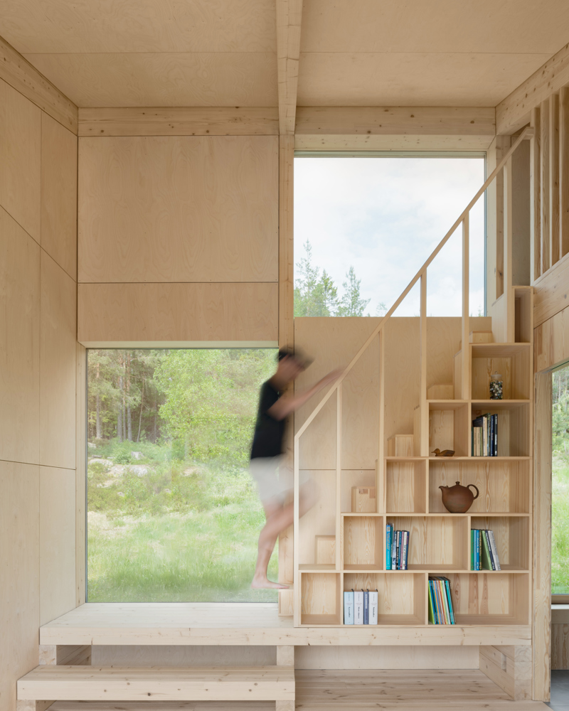 Interiørfoto hvor en mann går opp en trapp. Heltre interiør