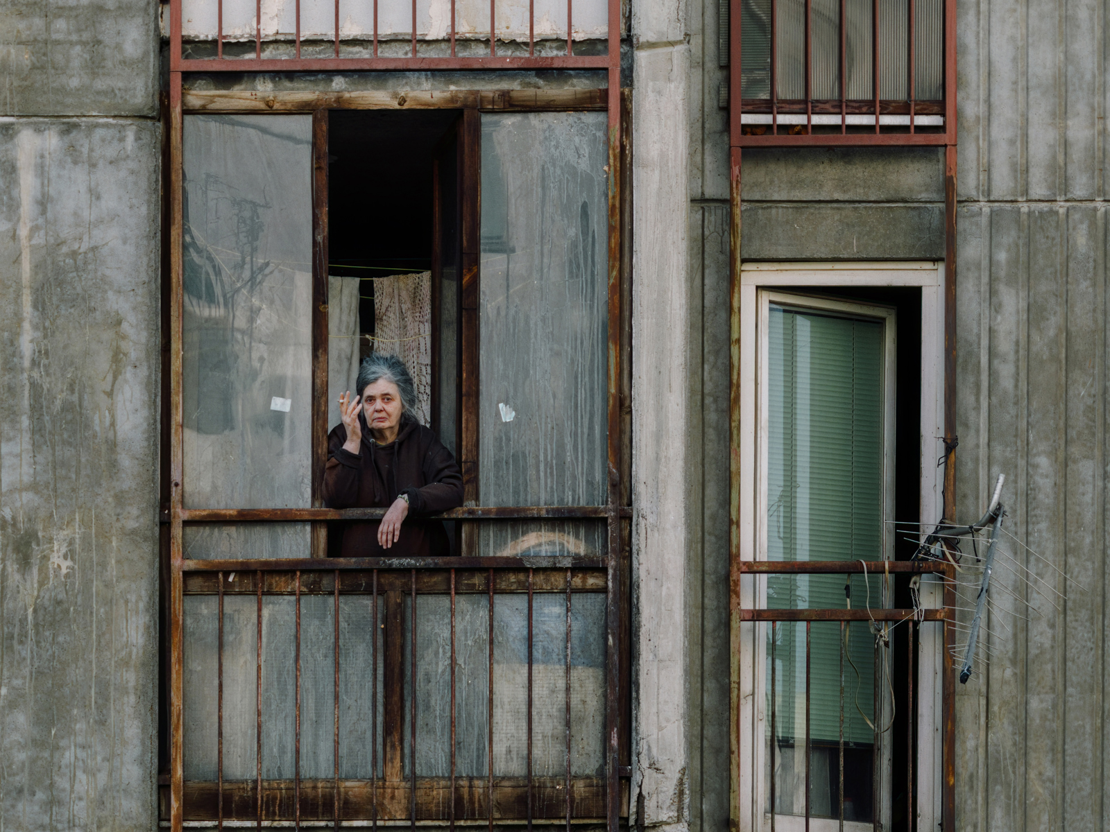Røykende kvinne fra vindu i Novi Beograd