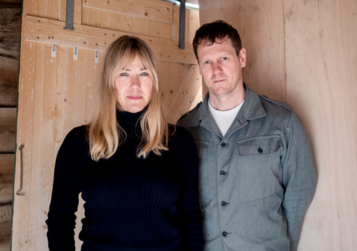 Espen Folgerø og Marina Bauer fremfor en skyvedør av tre. Foto,