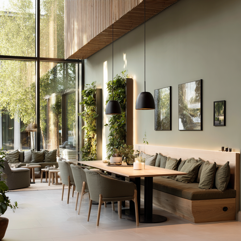 Realistisk illustrasjonsfoto av et interiør med rolige varme farger og sittegrupper.