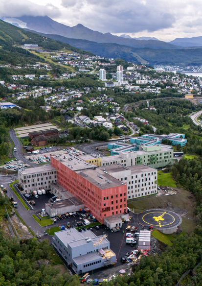 Oversiktsfoto over Nye UNN Narvik HF, Narvik Helsehu, med Narvik i bakgrunnen.