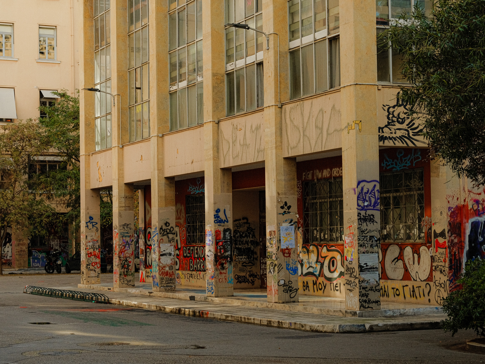 Foto av modernistisk bygg med graffiti. 
