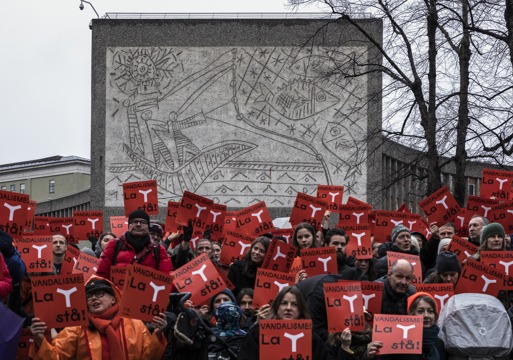 Fotografi som viser demonstranter foran verket «Fiskerne» av Pablo Picasso og Carl Nesjar. 
