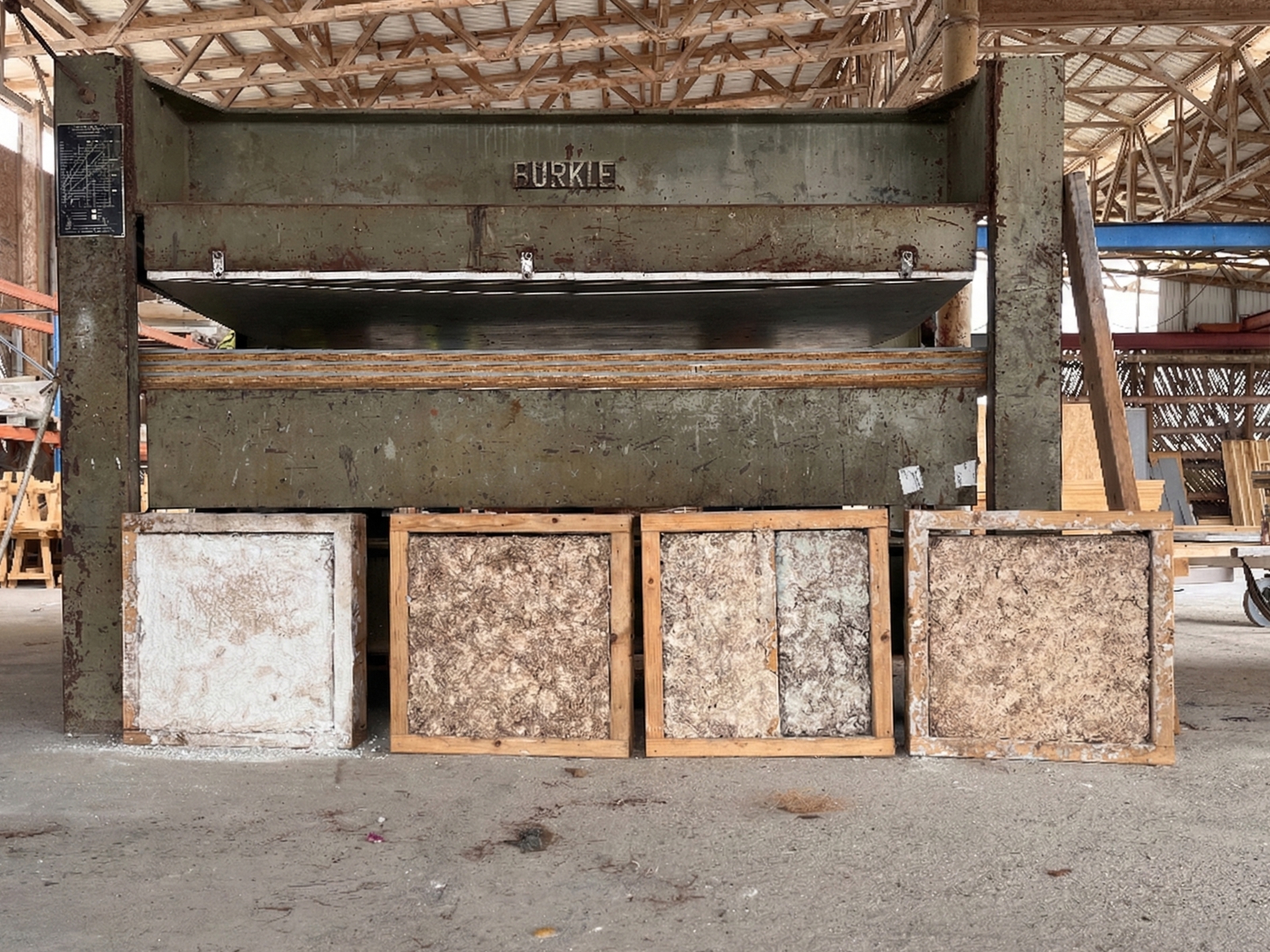 Foto av material tester av coco-crete i trerammer. 