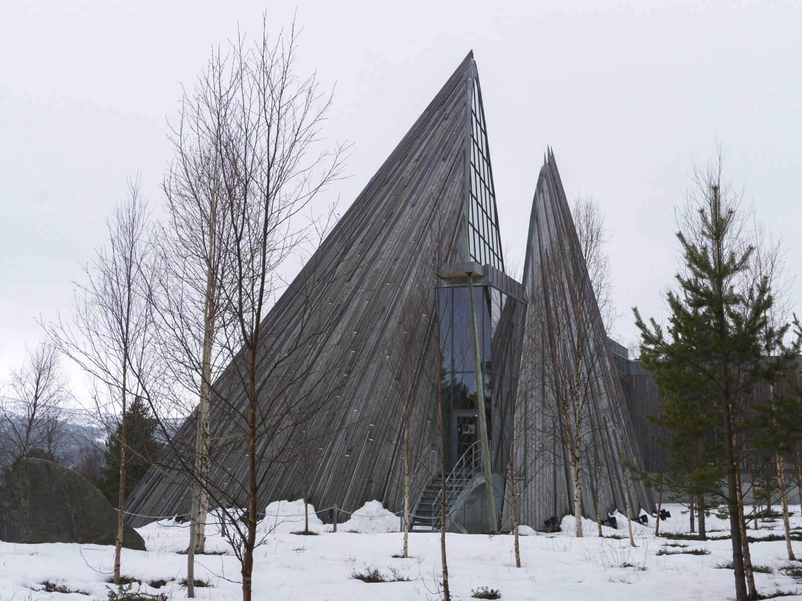 Foto av Sametinget, snø rundt om. 