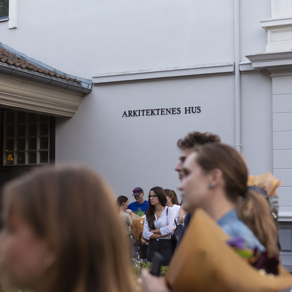 Foto av publikum med Arkitektenes hus i fokus.