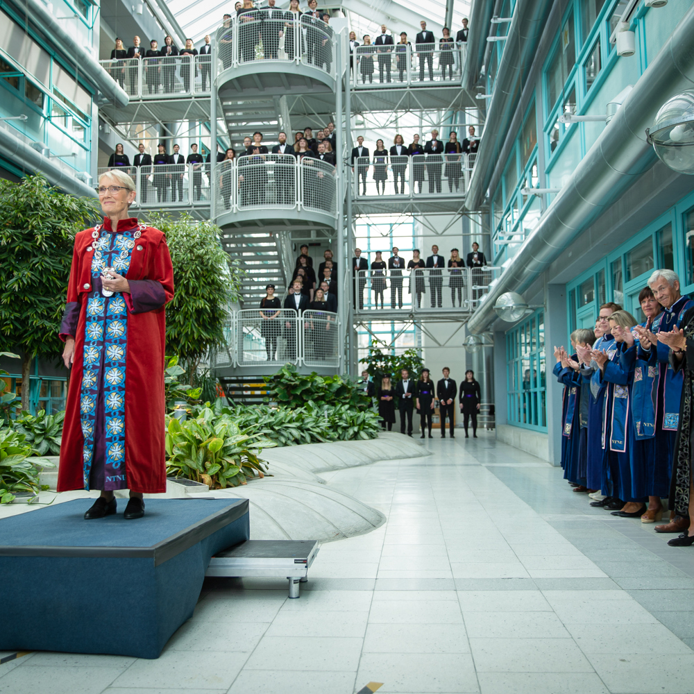 Foto av NTNU-rektor Anne Borg klart til å immatrikulere universitetets nye studenter.