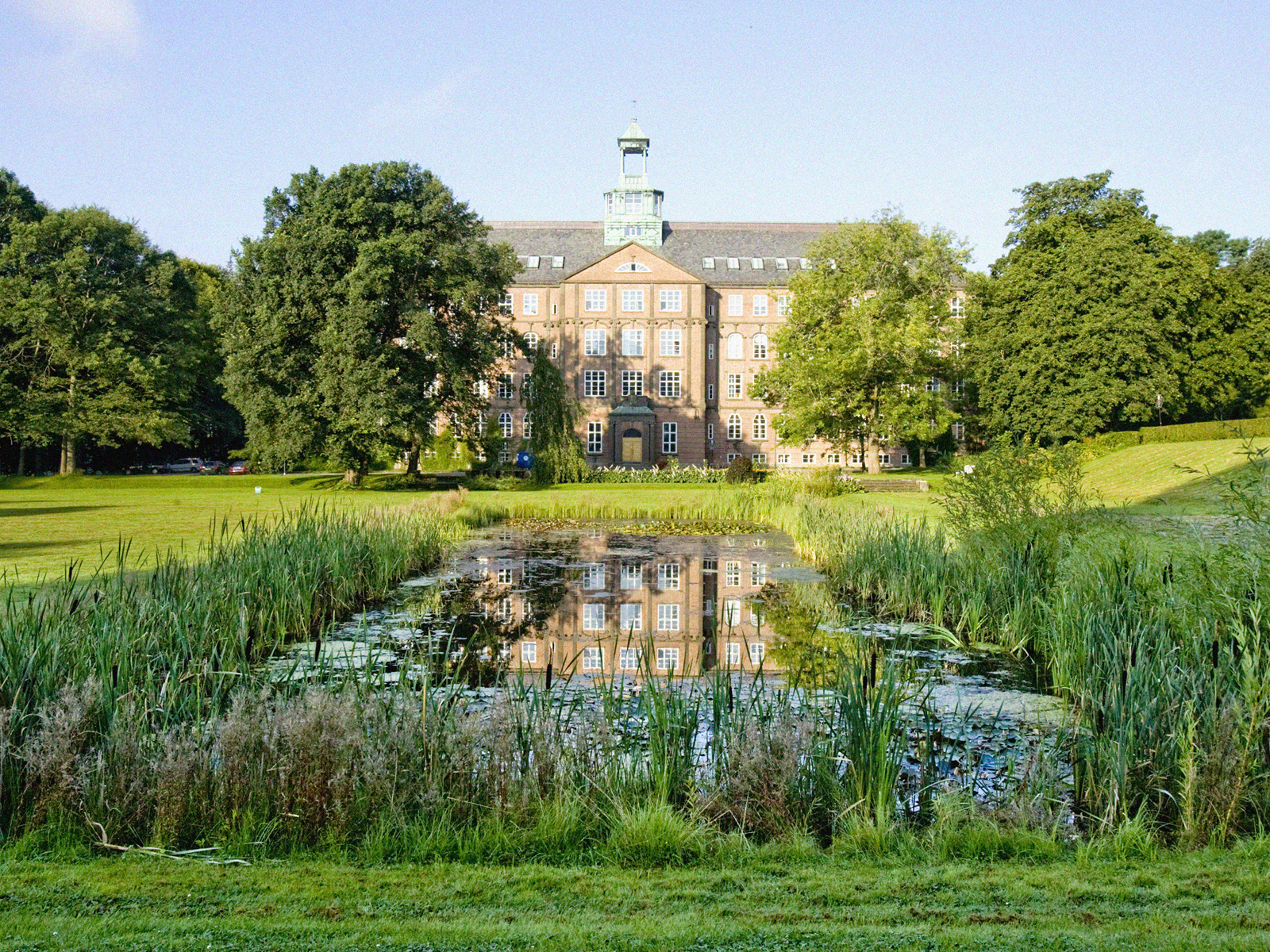 Bygning og parkanlegg på NMBUs campus