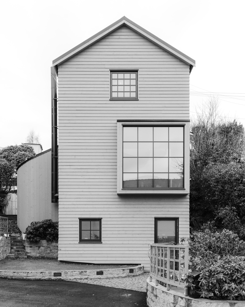 Foto av fasade på enebolig med stort firkantet karnapp. 