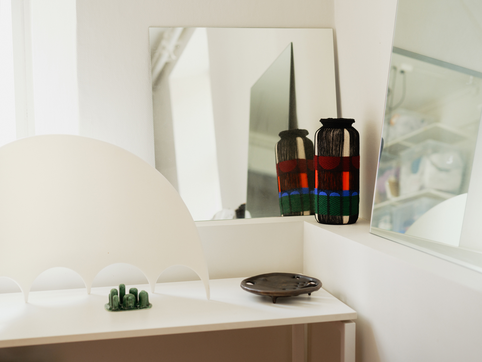 Foto av et hjørne med ulike designgjenstander utstilt.