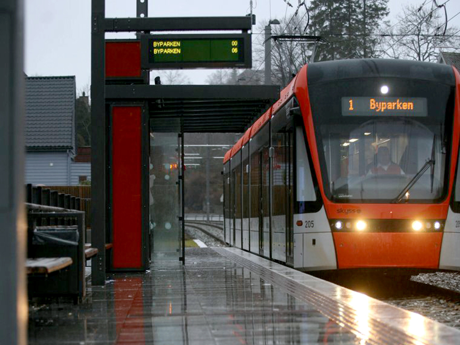 Foto av bybanen i Bergen i regnet. 