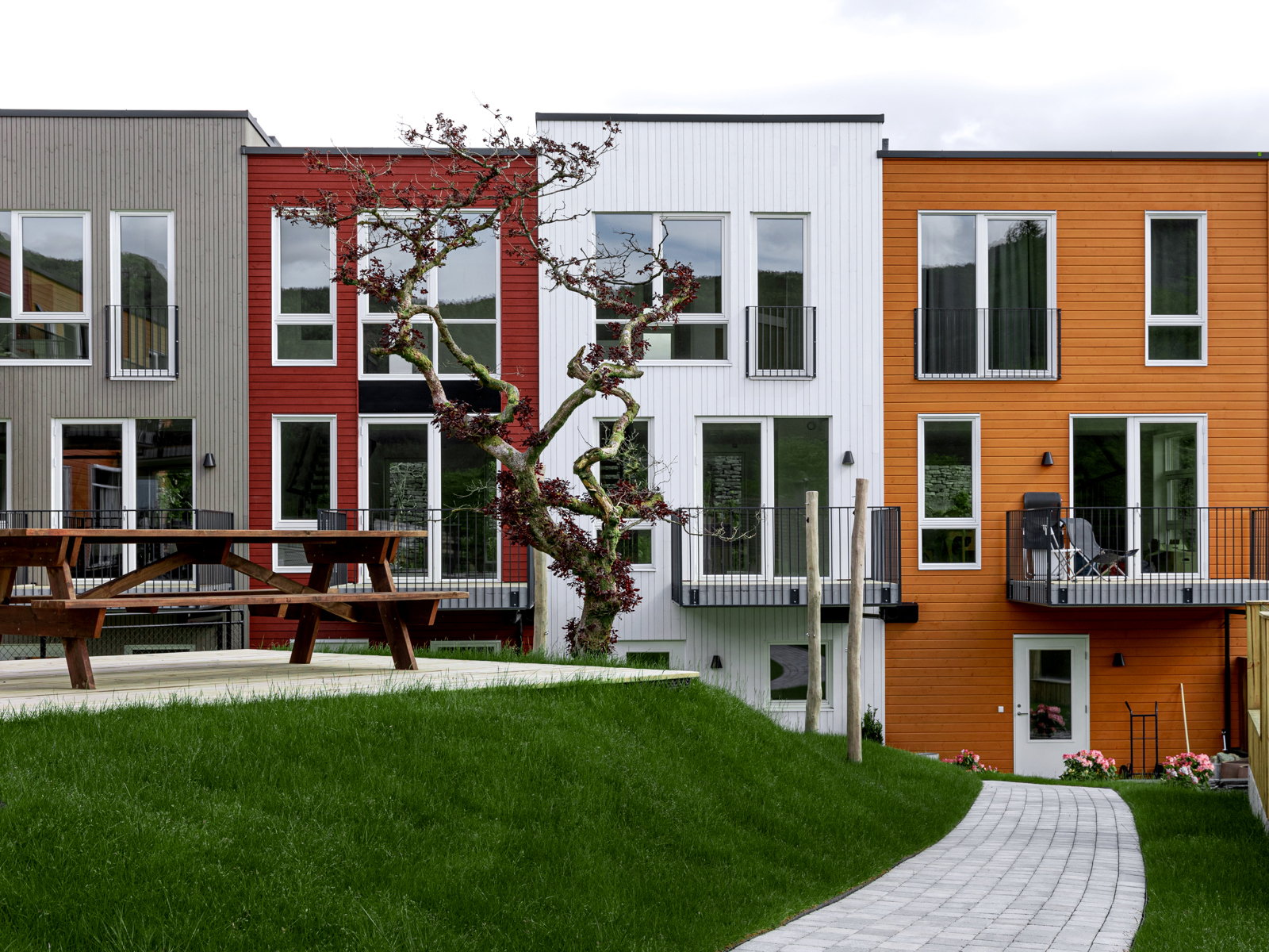 Fasadebilde av fargerikt boligkompleks. Foto. 