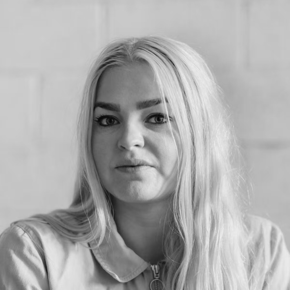 Svart hvitt portrett foto av Anna Maria Øfstedal.