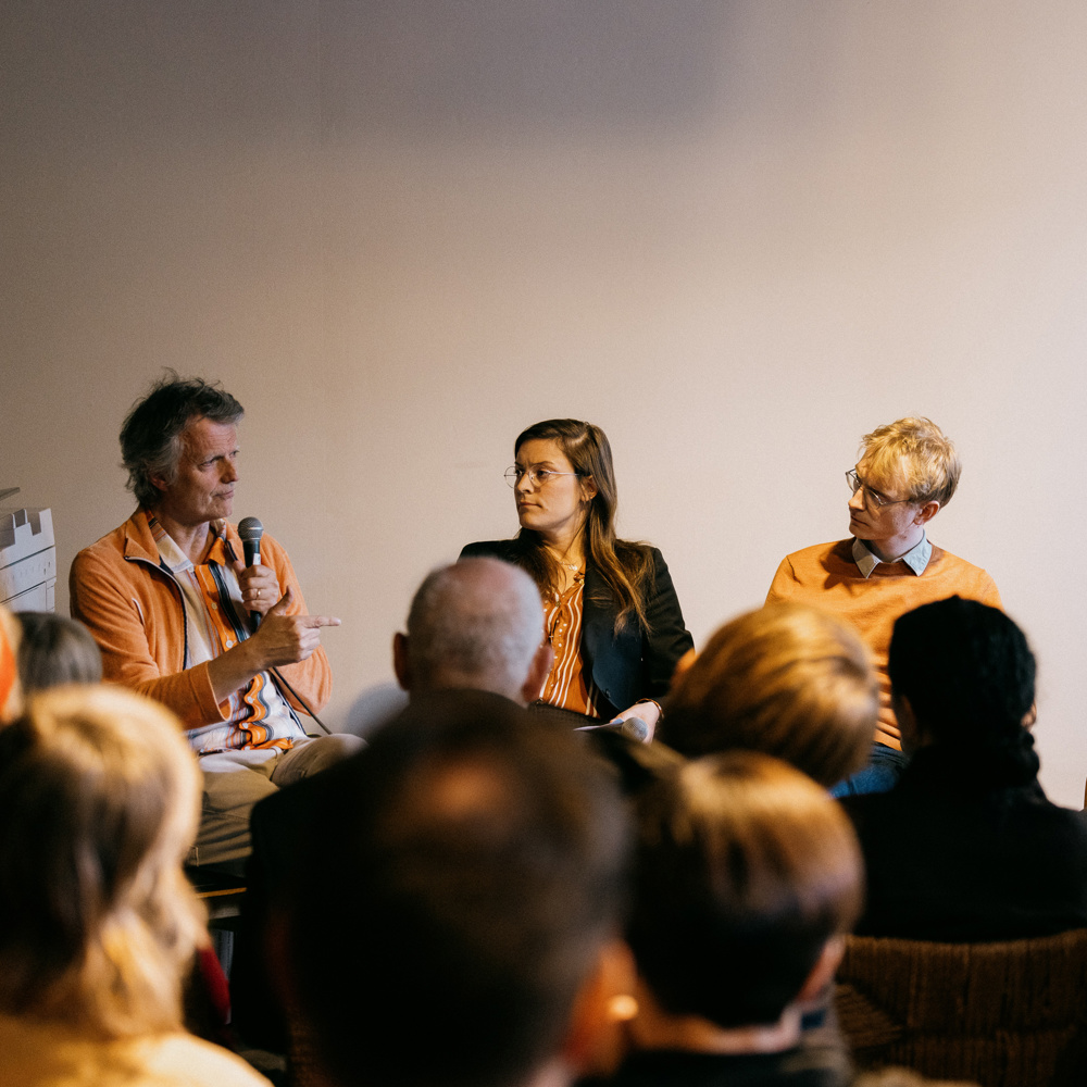 Erling Fossen, Marie Hallandvik Hortemo og Alf Jørgen Schnell i debatt i hagestuen i Josefines gate i Oslo. Foto.