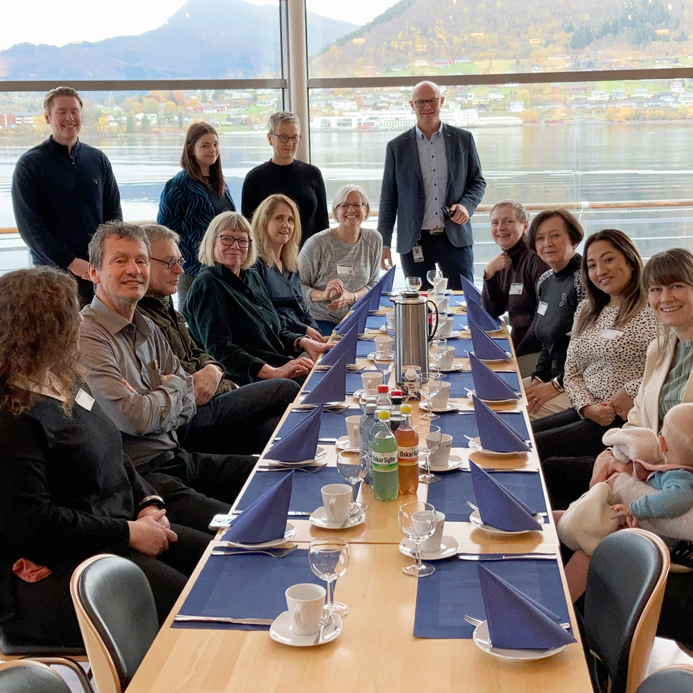 Langbord med mennesker