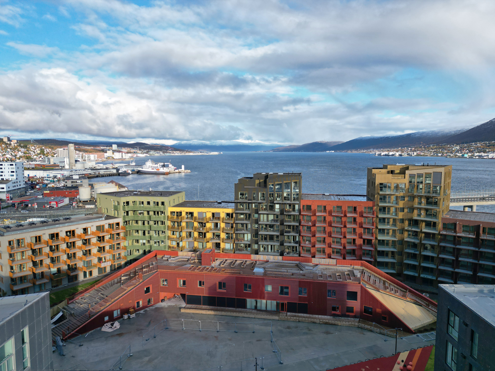 Drone foto av bakgården på vervet i Tromsø.