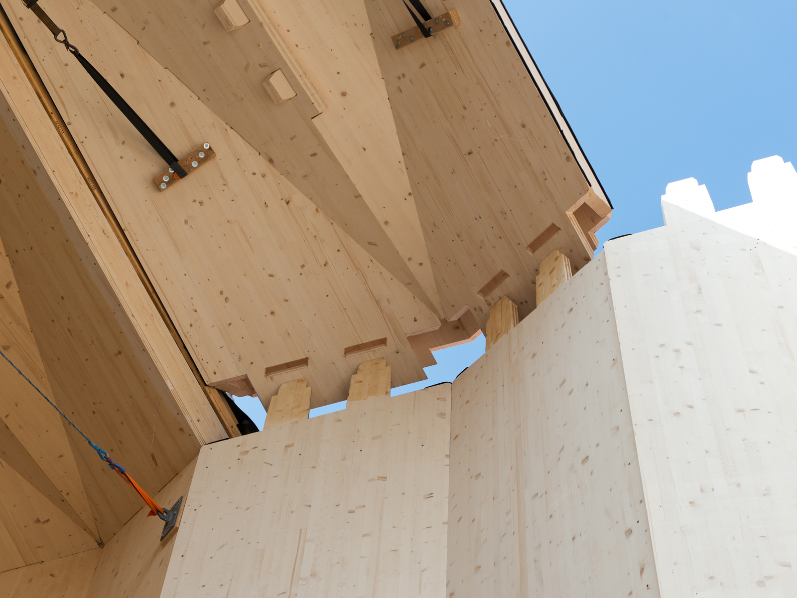 Ulike elementer i treverk feles sammen ved hjelp av tretapper. Foto.