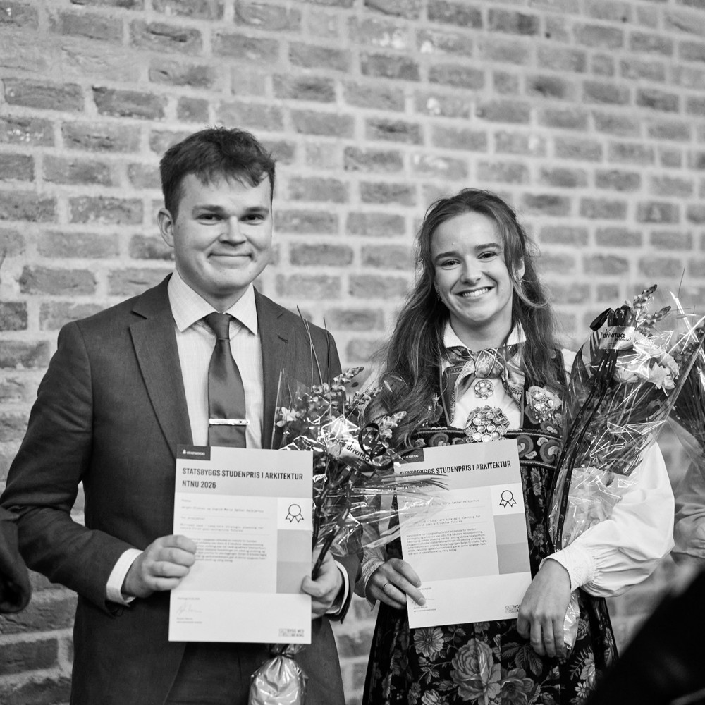 De nyutdannete arkitektene Jørgen Stuenes og Ingrid Marie Sæther Halbjørhus på diplomseremoni ved NTNU i våres, med utdeling av Statsbyggs studentpris i arkitektur.