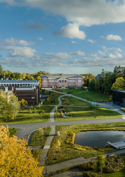 Oversiktsfoto av park rundt universitetsbygg. 